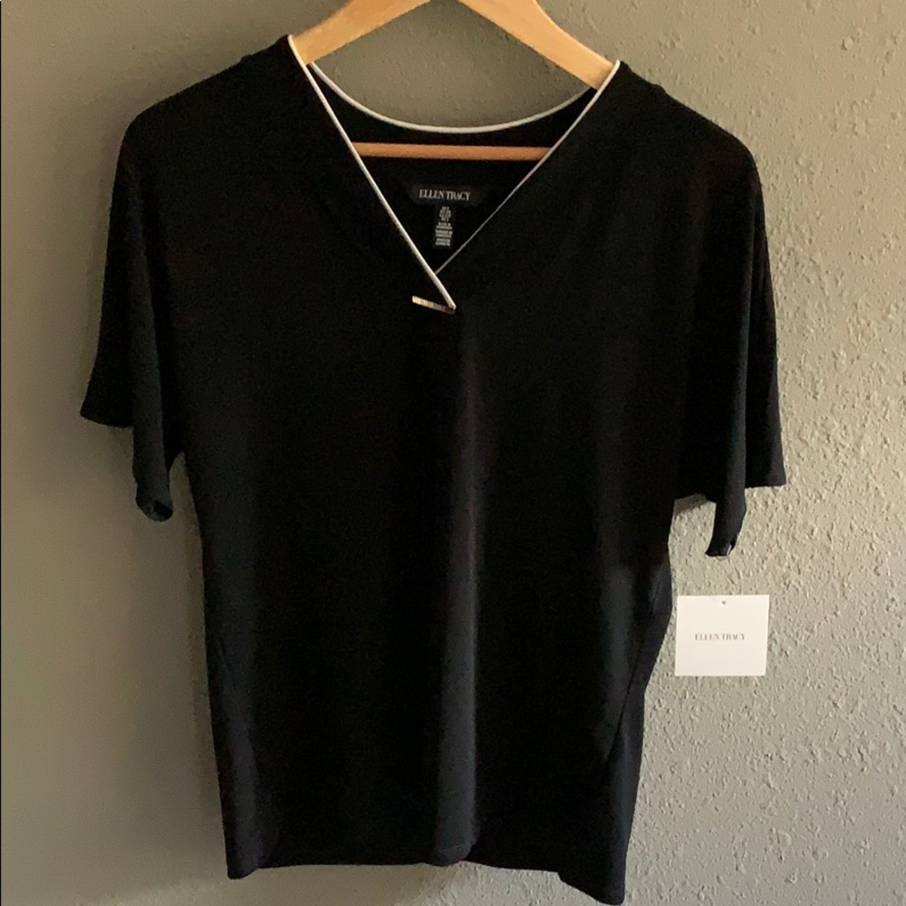 NWT Ellen Tracy V neck black and white top Small